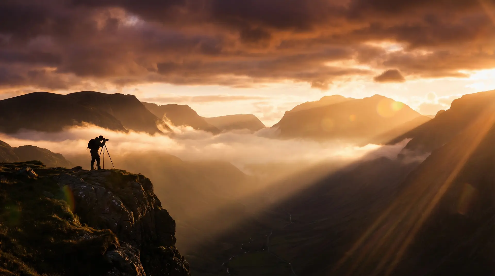 青柠TV在线观看 今日焦点摄影作品 - 金色黄昏下的山谷风光